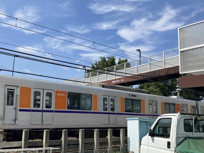 東武東上線上板橋駅近くを横断する歩道陸橋からスタート