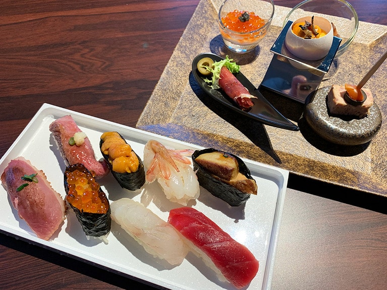 寿司の左手前が馬肉、その奥は十勝牛の肉寿司、奥右端はフォアグラの軍艦寿司だ。寿司以外にも地元の食材を使った様々な料理を提供している。