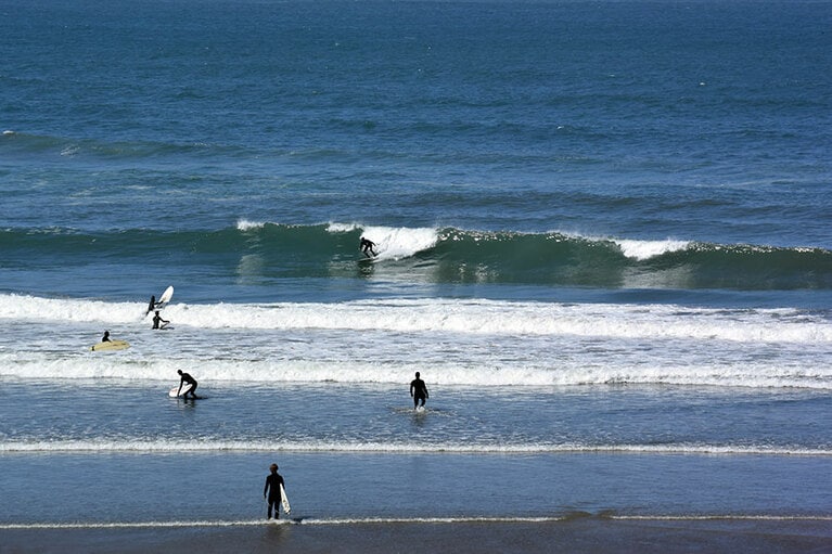 サーファーはお揃いのように黒のウエットスーツ。水、冷たそう。