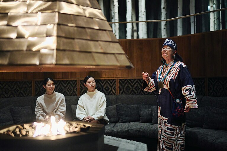 最初は短い一節からメロディーやリズムを聞き取り、真似て歌う。やがて自分の歌声がアイヌの伝統文化と溶け合うようになる。