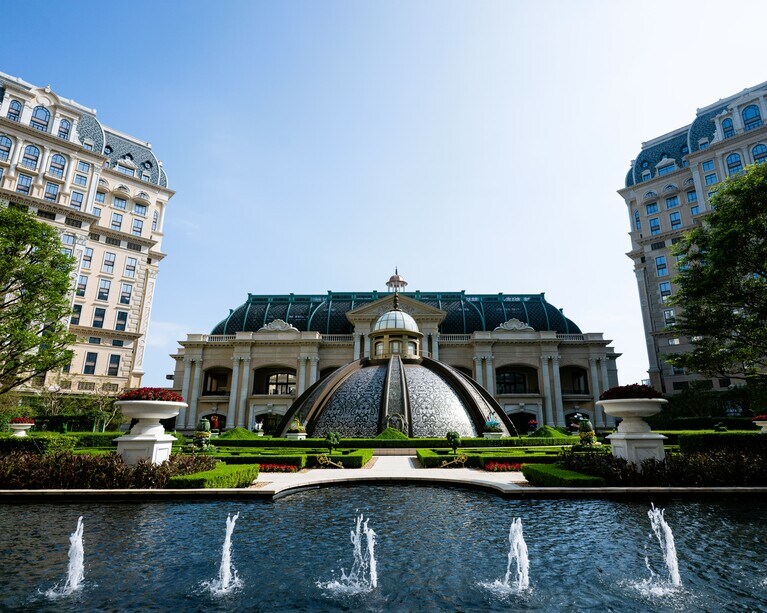 優美な庭園の周りに3つのホテルタワーが連なる「グランド リスボア パレス リゾート マカオ」。