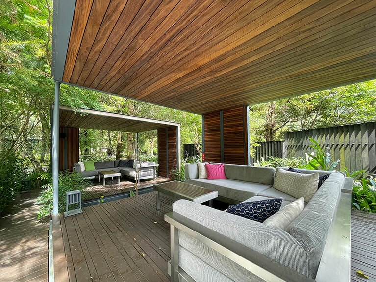 ウォーターガーデン内にはガゼボが点在しています。ソファでゴロリと横になりながら、自然を満喫しましょう。