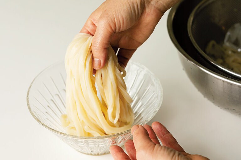 水洗いで締めて、素早く器へ。