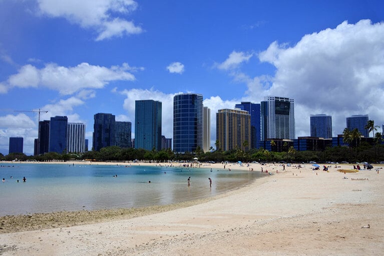 ワイキキビーチの喧噪から逃れたいローカルが集まるアラモアナビーチ。