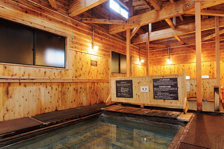 【日本三秘湯 谷地温泉】日本三秘湯の宿として知られ、足元からポコポコと湧き出る温泉は腰痛やアトピーに効果があるという。38度の霊泉と、42度の白にごり湯の2つの湯に浸かれる。