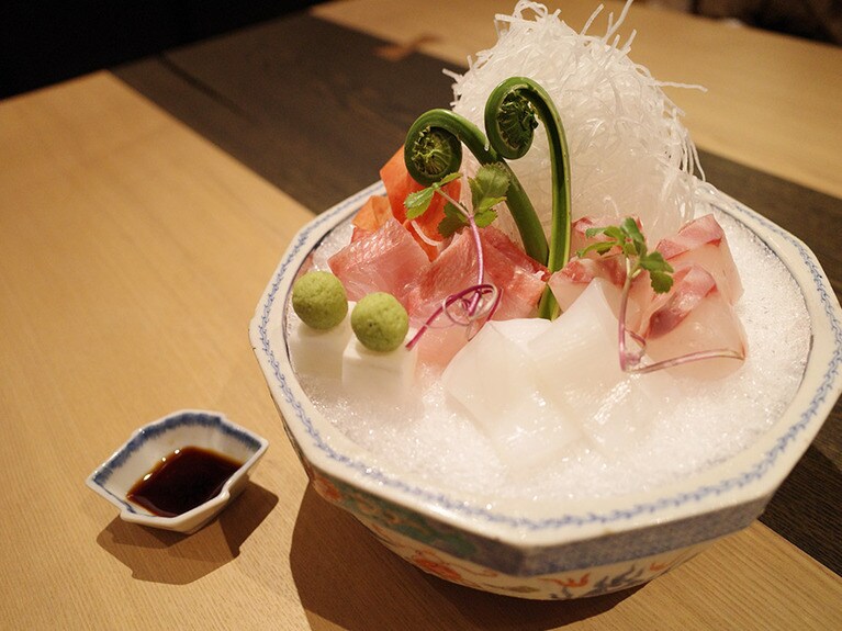 お刺身は小田原漁港から。添えてある山菜のこごみも春らしい。