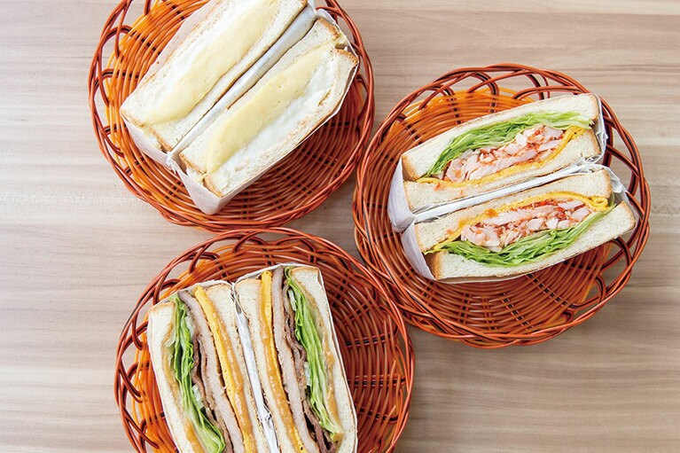 莎莎鶏80元、花生醬厚猪肉80元、榴槤奶酪130元。ドリアンを使った榴槤奶酪以外はイートインできる。