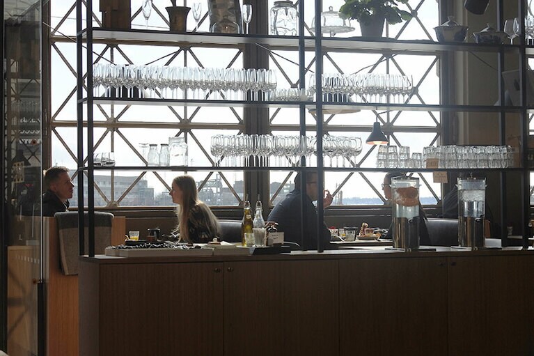 オールドマーケットホール内には港を望むカフェも。