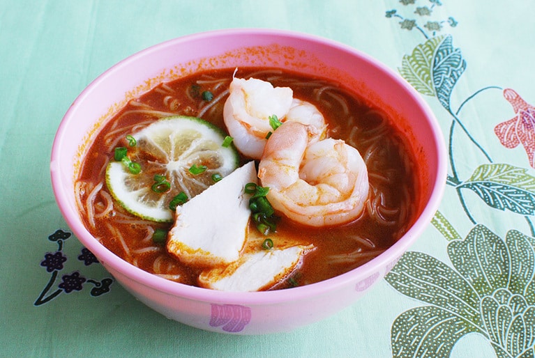 400mlの水を沸騰させ、ビーフンを2分ゆでたら、調味料を溶いて火を止める。3分ほどそのままにして、できあがり。具は、海老、鶏、スダチやカボスなどの柑橘類。さらに錦糸卵をのせれば、より現地の味に近づく。