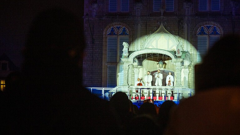 海外アーティストの美しい歌声とバイオリンなどの生演奏が場内に響き渡る。