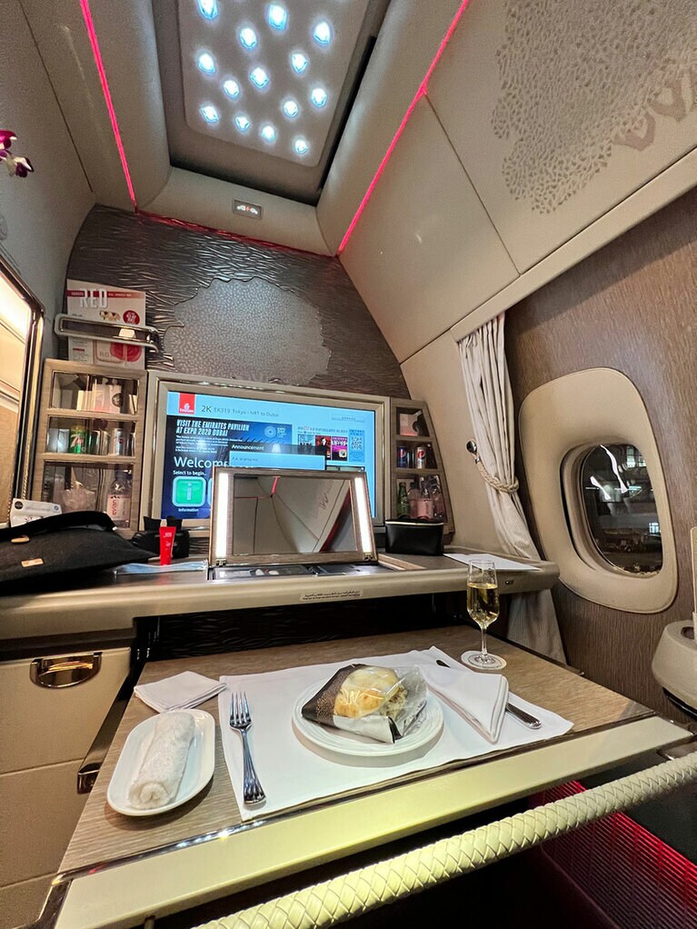 離陸前にツナが入ったピタサンドを。なんと、テーブルセッティングまで！　離陸前にここまでしていただいたのは初めてだったので感動した！