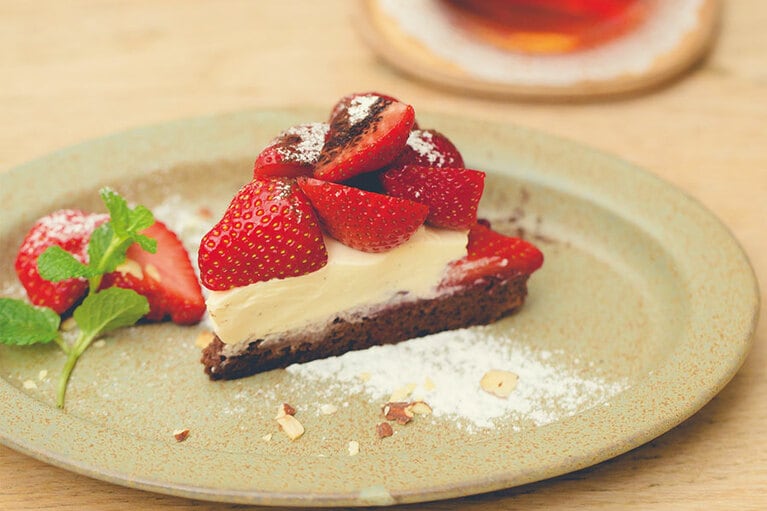 「草莓烏斯卡彭巧克力蛋糕」はチョコレートの生地の上にイチゴとマスカルポーネを重ねたもの。台湾の完熟イチゴはとても甘くてみずみずしい。180元。