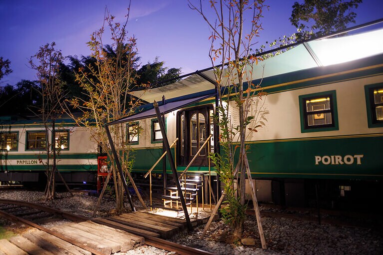 客車を利用したフレンチ・ダイニング「ポワロ」とオーセンティック・バー「パピヨン」。