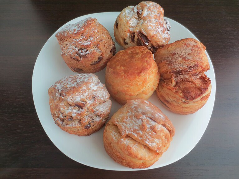 左上から時計回りで「いちじくミルクティ」、「ドライいちじく」、「シナモンロール風」、「ピーナッツバター」、「メープルピーカンナッツ」、中央「プレーン」270円、他は全て302円。