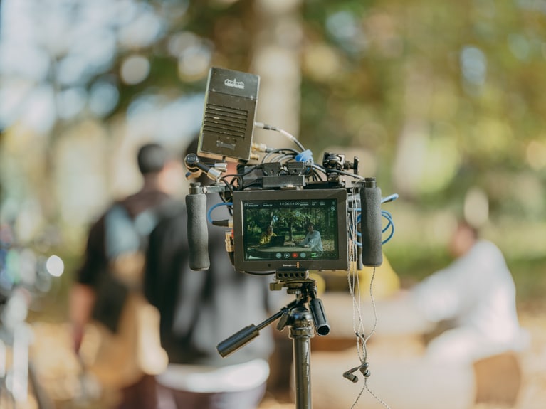 自分は監督じゃなくて視線人なんです、と金子は語る。