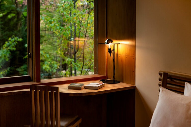 角張った家具がほとんどない。窓辺に置かれたメモパッドも坂氏オリジナル。ペンは実は無印良品。ホアン氏のお気に入り。