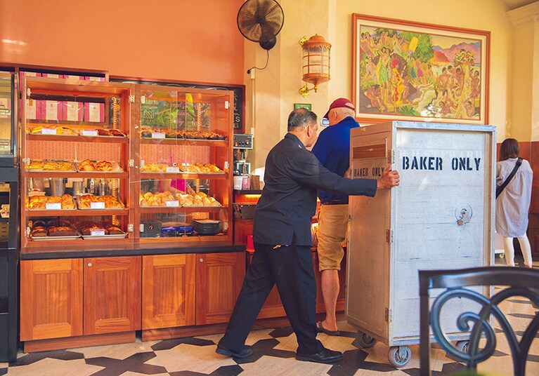 ひとりなら1階のベーカリーで、焼き立てパンとコーヒーで気軽な朝食もいい。