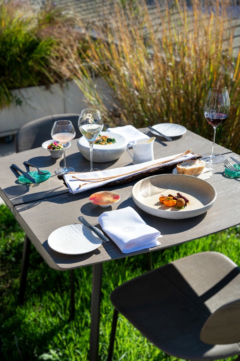 テラス、屋内席どちらも日が差し込む空間に。床はワイン樽の古材、壁には米の籾殻など使われている。