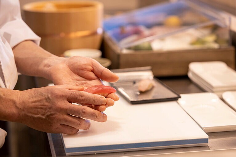 職人が次々と鮨を握ってくれますので、遠慮せずにどうぞ。