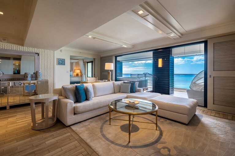 広々としたリビングルーム。プロ仕様のフルキッチンを完備し、料理人・建守 護氏による懐石料理のプライベートディナーなども手配できます。