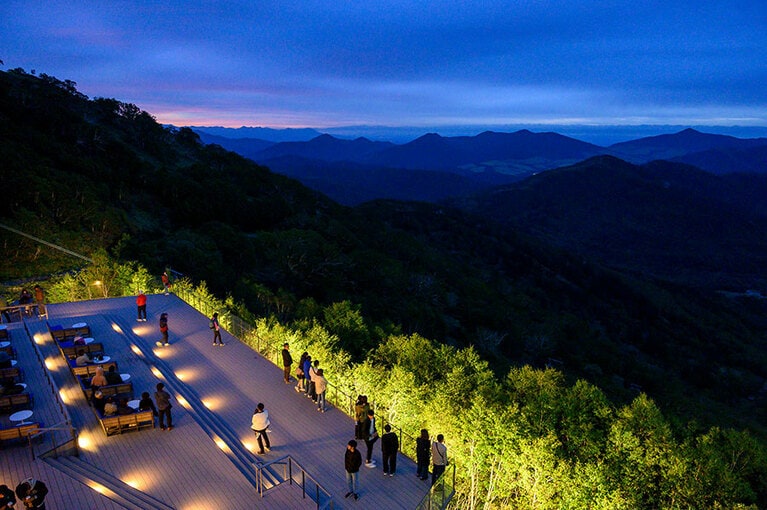 標高1,088メートルの場所にある雲海テラス。展望デッキには日の出前から人が集まる。