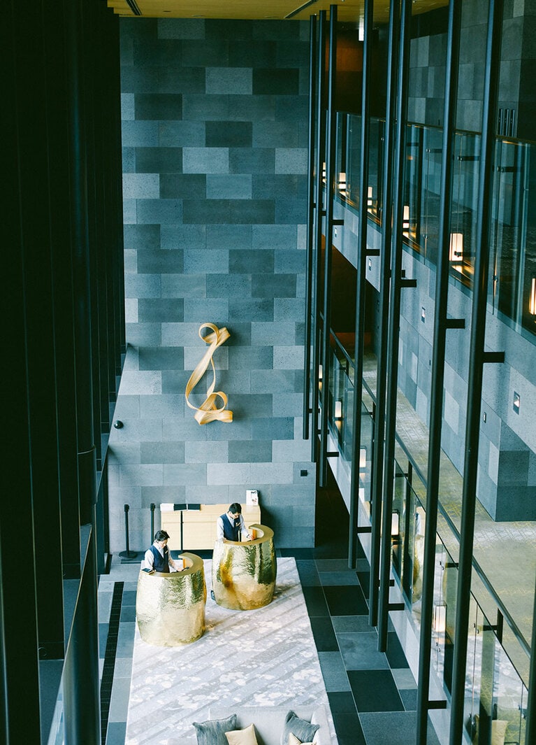 開放感のある吹き抜けのロビー。全面ガラス張りで、エントランスを入ると正面にダイナミックな景色が広がる。