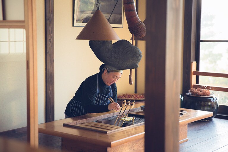 炉端で朝餉を支度する智香子さん。