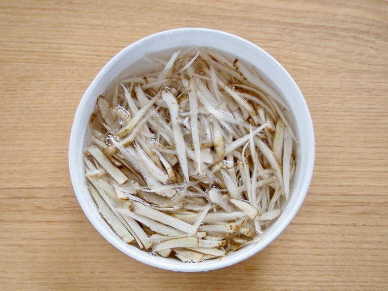 ごぼうは皮を剥いて泥をよく洗い流し、笹がきにして、30分ほど水にさらす。