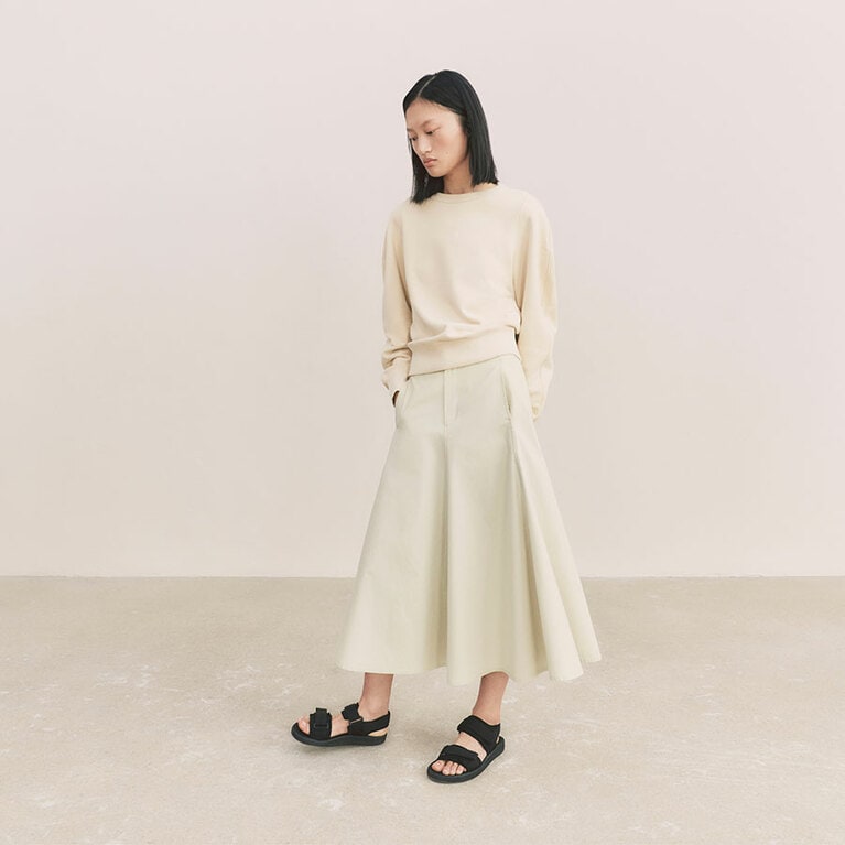 スウェットクルーネックシャツ(長袖) 2,990円、コットンツイルフレアスカート3,990円、テープサンダル 3,990円。