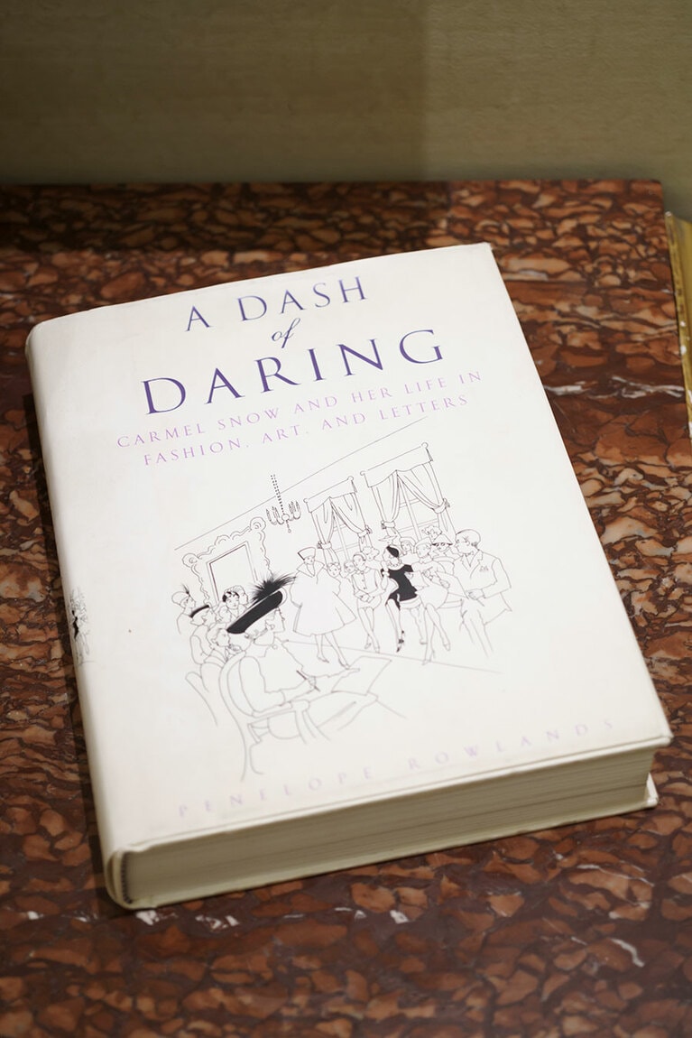 様々な逸話が生き生きと描かれたカーメル・スノウの伝記『A Dash of Daring』 （Penelope Rowlands著）。