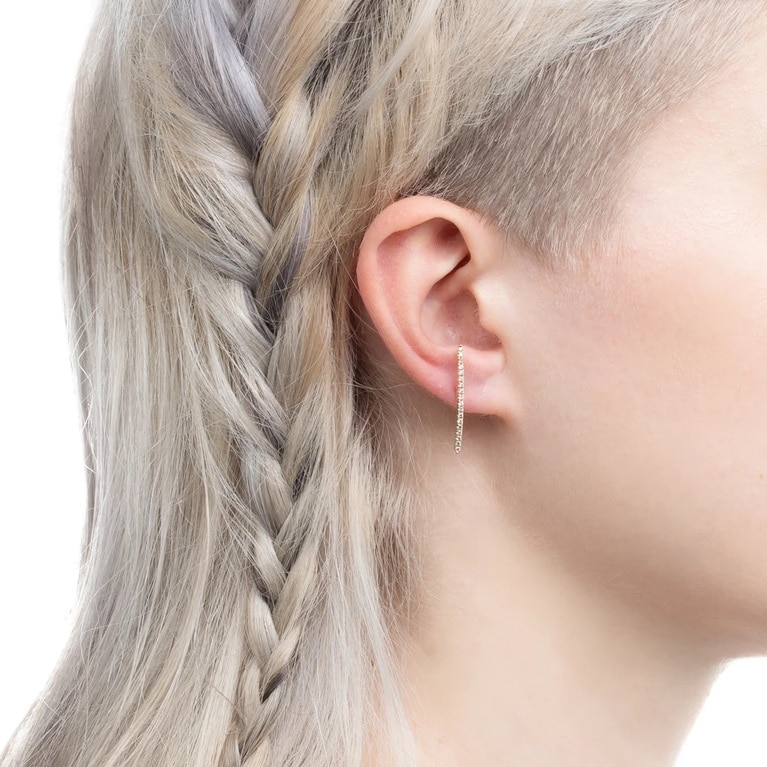 GOSSAMER ロングバー ダイヤモンド ピアス 着用イメージ。
