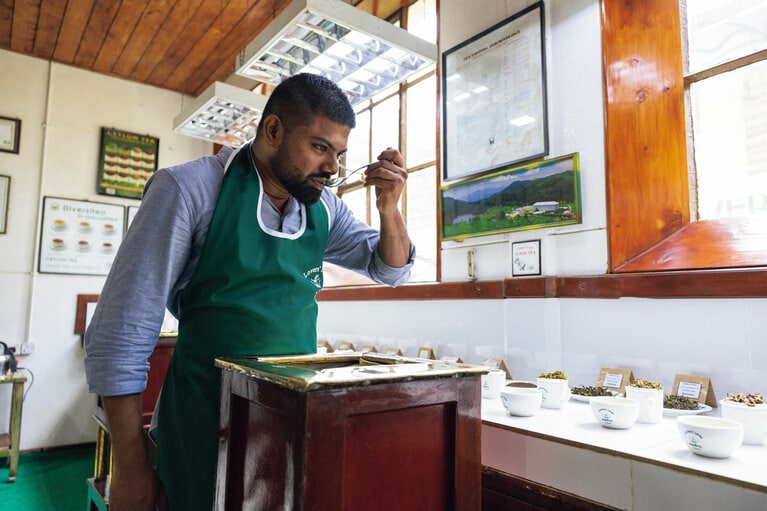 ディルマのティーテイスター、エシャン・ペレラ氏。買い付けた茶葉をさまざまな淹れ方でテイスティングし品質のチェックをする。