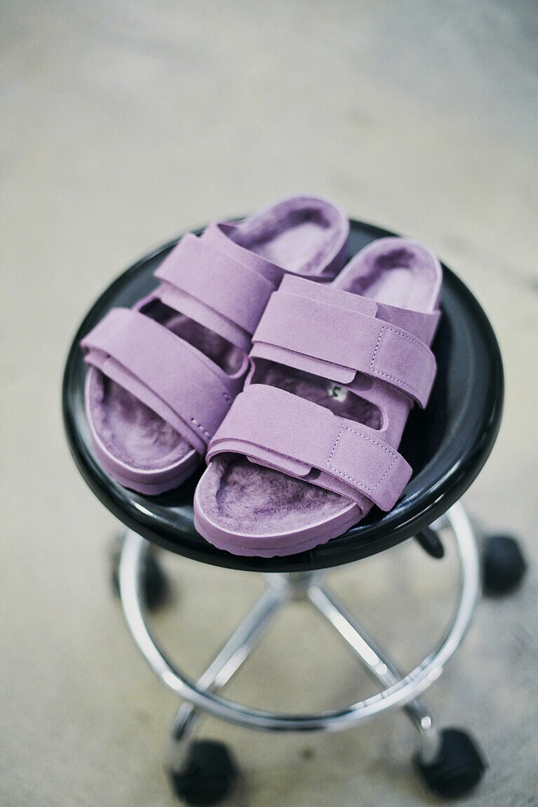 シューズ「Uji」73,700円。