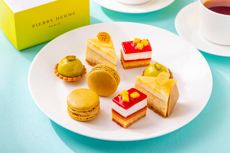 中段のスイーツのイメージ。「チーズケーキ ジャルダン ド ラトラス」「タルト アンフィニマン ピスターシュ」「ミラフローレス」「マカロン アンフィニマン カラメル」。