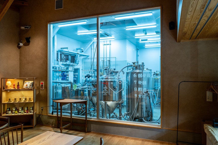 「麦の蔵」に併設されている発泡酒醸造場。飲食スペースから眺めることができる。