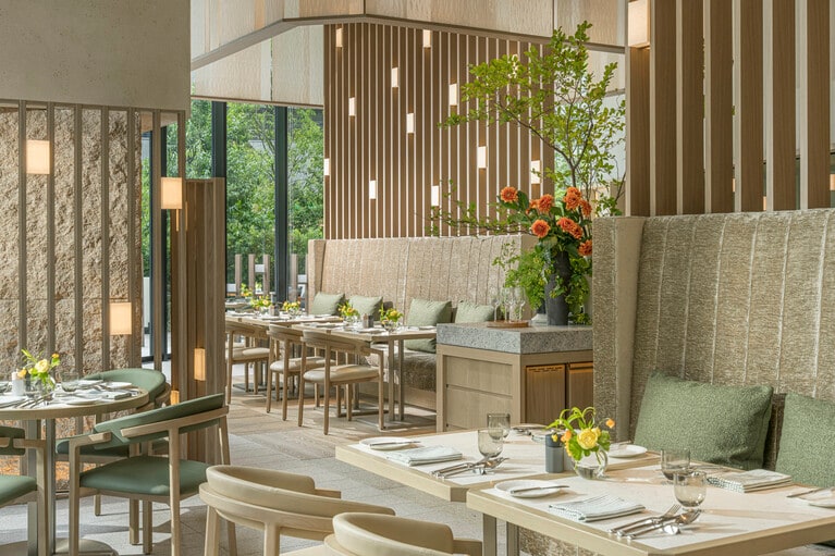 大きな窓が一面に張り巡らされた明るい店内と、緑豊かな屋外テラスからなり、開放感あふれるオールデイフレンチビストロ「ジャルダン」（1階）。