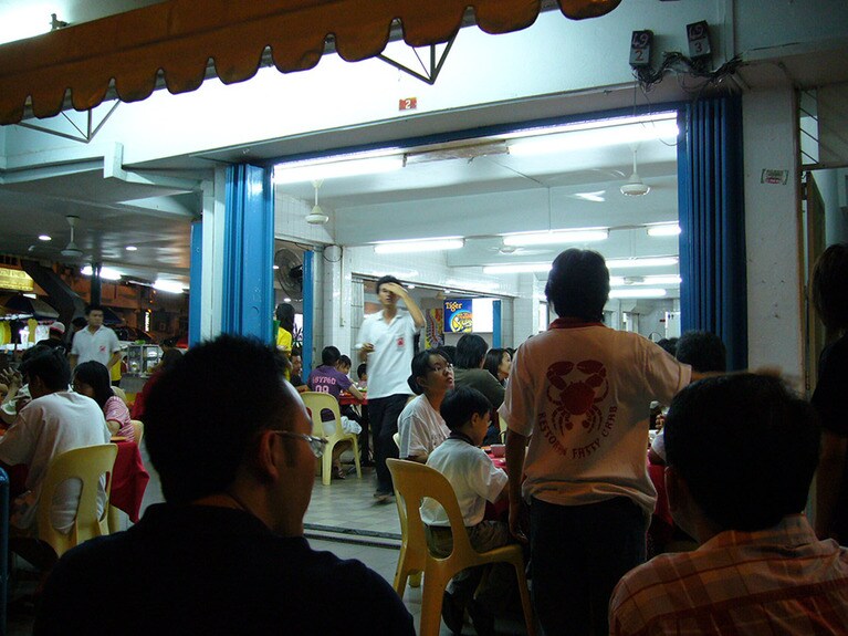 クアラルンプールで人気のカニの店「ファッティークラブ」。スパイシーなチリソースが人気で連日行列。