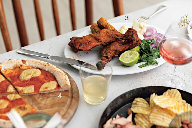 3：タンドリーチキン＆シークカバブセット 各3本 3,780円／SITAARA TIARA 伊勢丹新宿店 4：石窯ピザ・ビーガンチーズ 1,404円／OHESOPAN