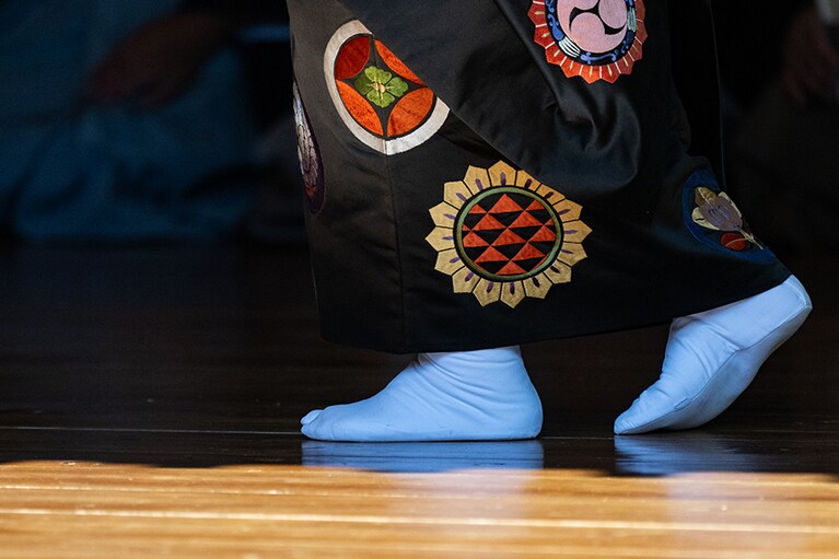 姿勢と歩き方が、身体表現の基本である能楽。「ハコビ」という滑るように進むすり足にも注目。