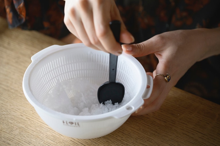 海水に含まれる塩は3％。500mlから取れる塩は大さじ1杯分だ。