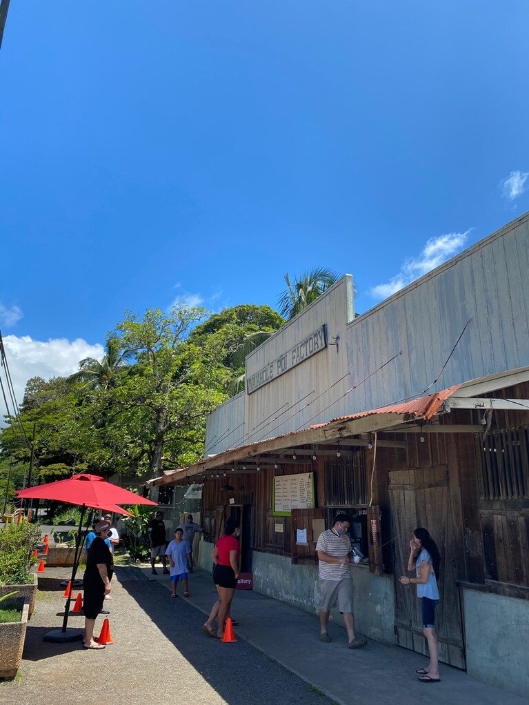 オープンとともにやってくるのは地元客。赤いコーンがソーシャルディスタンスの目印。