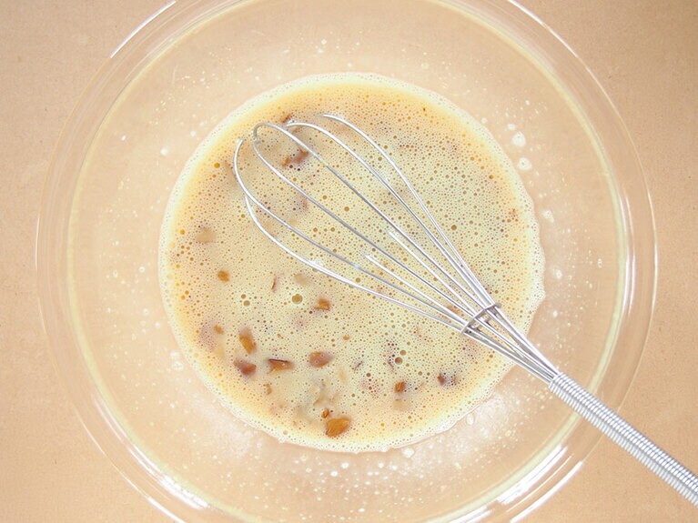 (2) レーズン、刻んだクルミを入れてさらに混ぜます。