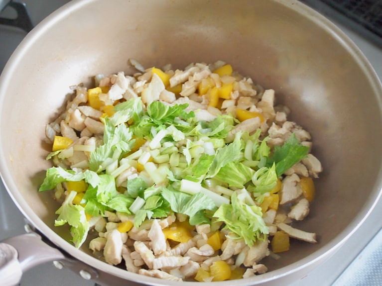 ＜調味料＞の食材、セロリを入れて味付けをする。