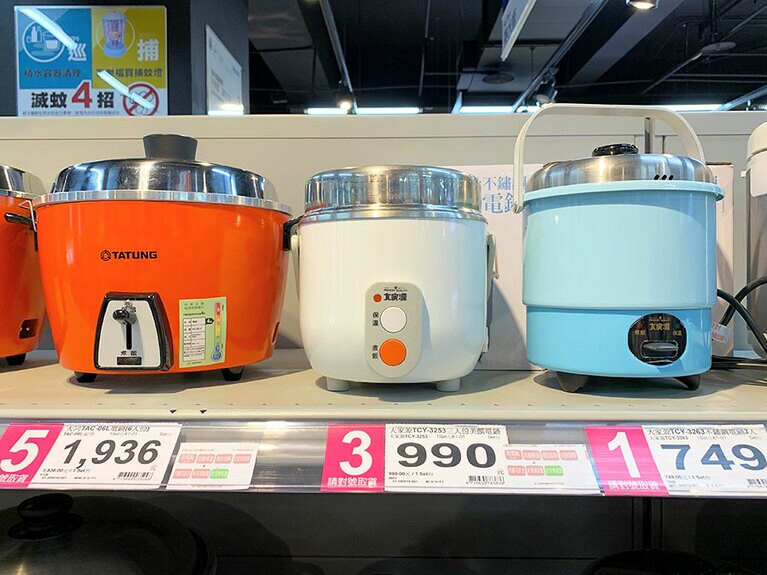 オシャレな色合の電鍋がお手頃価格で販売されています。