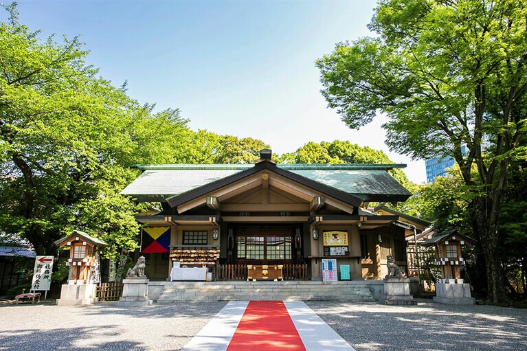 赤絨毯の先に待つ本殿。