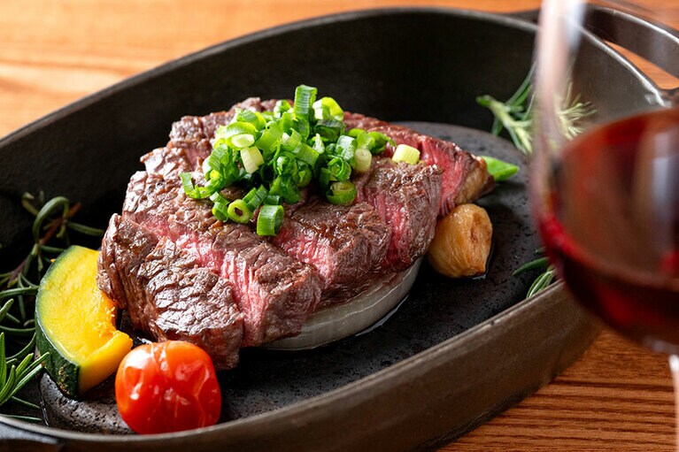 この日の肉料理は牛リブロースステーキ。焼き立てアツアツで登場。