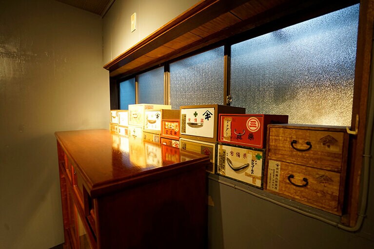 廊下にはこの家で使われていた家具や薬箱が置かれている。