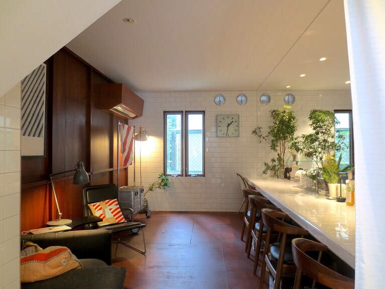 喫茶コーナーの店内。カウンター6席。