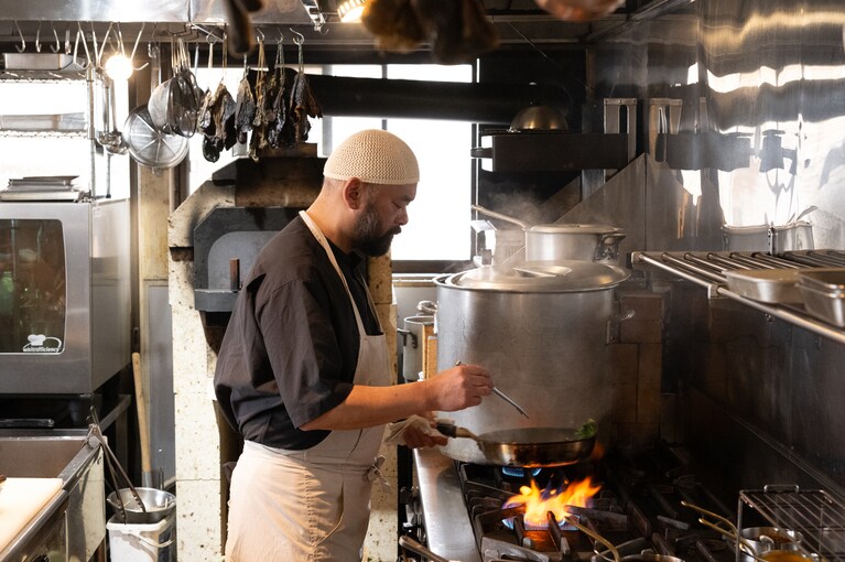 厨房でほうれん草に火を通す井上シェフ。土地の恵みをそのまま提供するのではなく、素材そのものがもつポテンシャルを最大限に引き出した料理、シェフの探究心にほれぼれします。