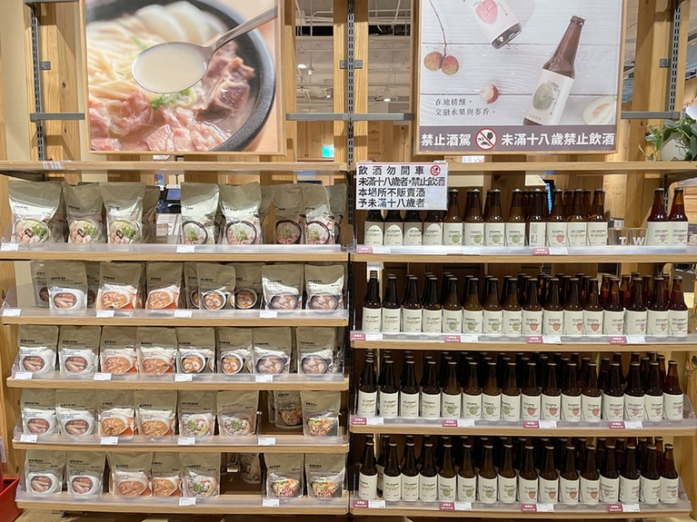 左側は鍋のスープ、右側はクラフトビールの棚。ビールにはライチ味やハイビスカス味、グァバ味など、台湾らしさを感じられるものが並んでいます。